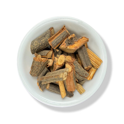 A bowl containing dried botanicals known as Palo 3 Costillas, which are used for various health benefits.