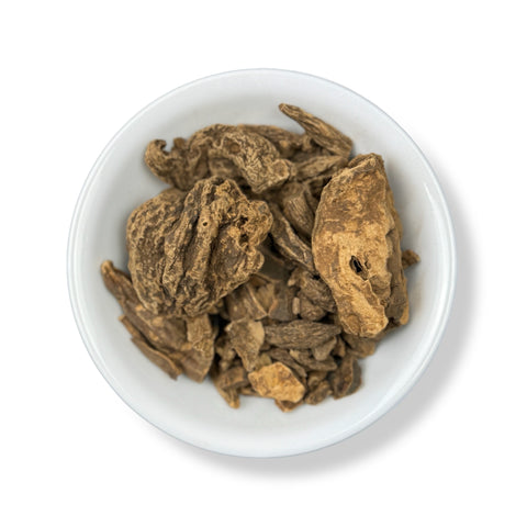 Dried pieces of Jalapa Root (Raíz de Jalapa) in a white bowl